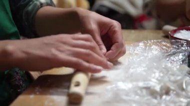 Gyoza ambalajları yapan bir kadın.