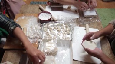 Gyoza ambalajları yapan bir kadın.
