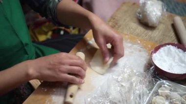 Gyoza ambalajları yapan bir kadın.