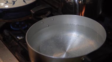 Bir tencerede kaynar su