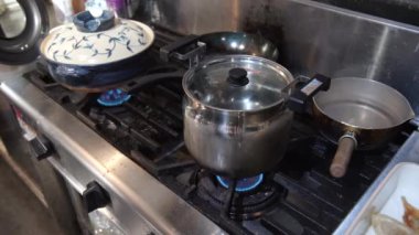 Dashi paketi kullanarak çorba yapan bir kadın.