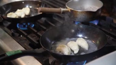 Mantı kızartan bir kadın.