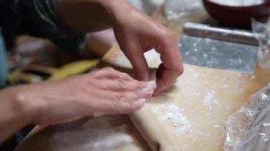 Gyoza ambalajları yapan bir kadın.