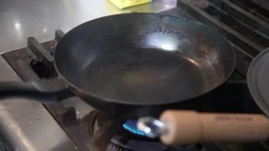 Demir bir tavayı ısıtıyorum.