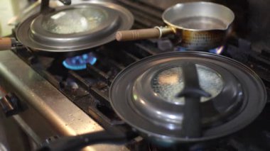 Mantı kızartan bir kadın.