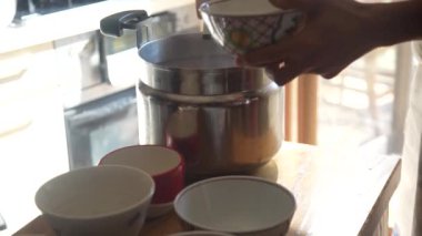 Yulaf lapası servis eden bir adam.