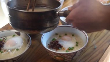 Karides lapası yapan bir adam.