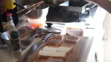 Karides ekmeği yapan kadın