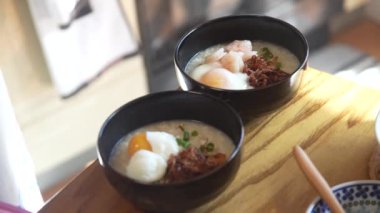 Karides lapası yapan bir adam.