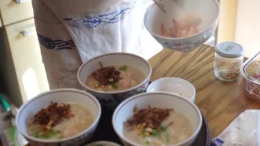 Karides lapası yapan bir adam.