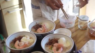 Karides lapası yapan bir adam.