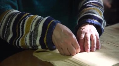 Elle işlenmiş bir kadın.