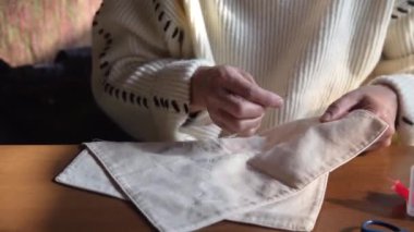 Elle işlenmiş bir kadın.