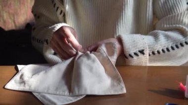 Elle işlenmiş bir kadın.