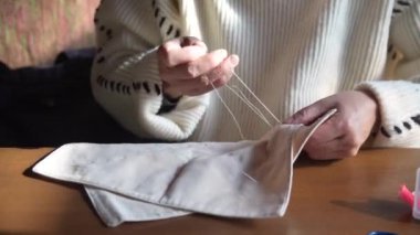 Elle işlenmiş bir kadın.