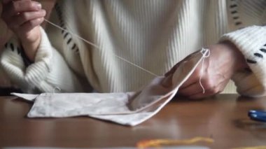 Elle işlenmiş bir kadın.