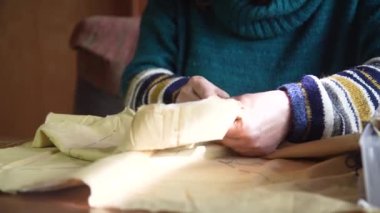 Elle işlenmiş bir kadın.