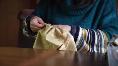 Elle işlenmiş bir kadın.