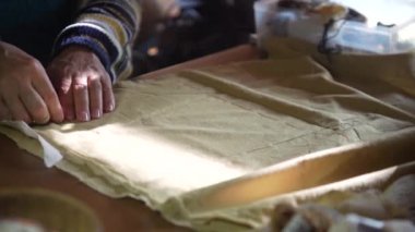 Elle işlenmiş bir kadın.