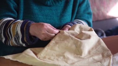 Elle işlenmiş bir kadın.