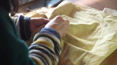 Elle işlenmiş bir kadın.