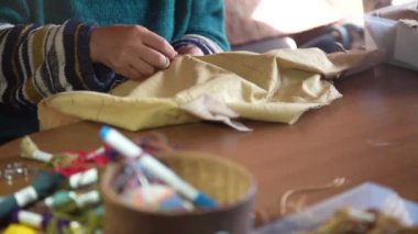 Elle işlenmiş bir kadın.