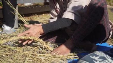 Japon Shimenawa 'sını nasıl yapacağının resmi