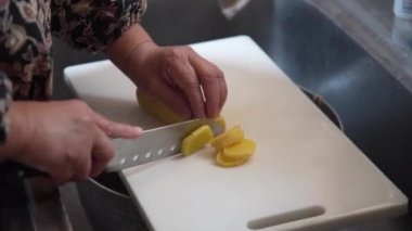 Turp kesen bir kadın.