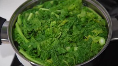 Kaynayan tecavüz çiçekleri.