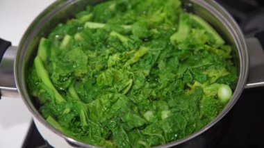 Kaynayan tecavüz çiçekleri.