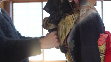 Kimono giyen bir kadın.