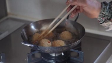 Kroket kızartan bir kadın.