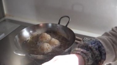 Kroket kızartan bir kadın.