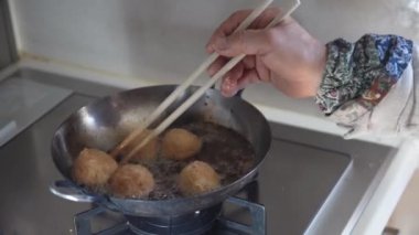 Kroket kızartan bir kadın.