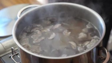 Kenchinjiru çorbası yapan bir kadın.