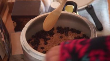 Pişmiş pirinç karıştıran bir kadın.