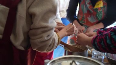 Kroket yapan bir kadın resmi