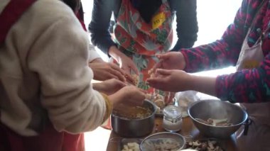 Kroket yapan bir kadın resmi