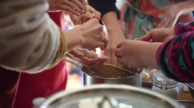 Kroket yapan bir kadın resmi