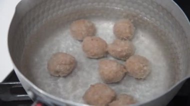 Tencerede köfte pişirmek