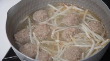 Çin fasulyesi filizi ve köfte çorbası yapıyorum.