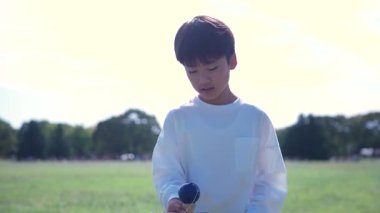 Kendama çalışan bir çocuk.