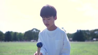 Kendama çalışan bir çocuk.