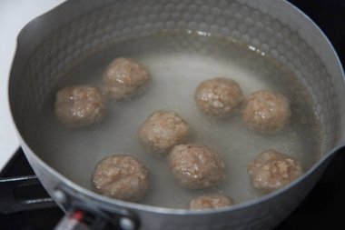 Kaynayan köfte resmi