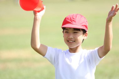 Megafonla tezahürat yapan bir çocuk.