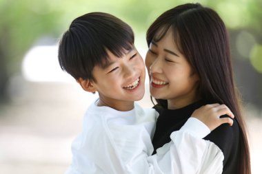 Gülümseyen ebeveynler ve çocuklar