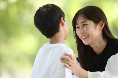 Gülümseyen ebeveynler ve çocuklar