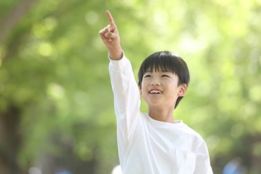 Gülümseyen ilkokul çocuğu imajı