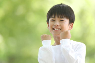 Gülümseyen ilkokul çocuğu imajı