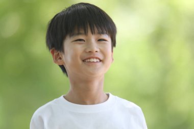 Gülümseyen ilkokul çocuğu imajı